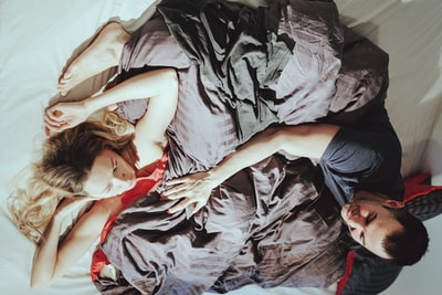躺在床上的女人和男人